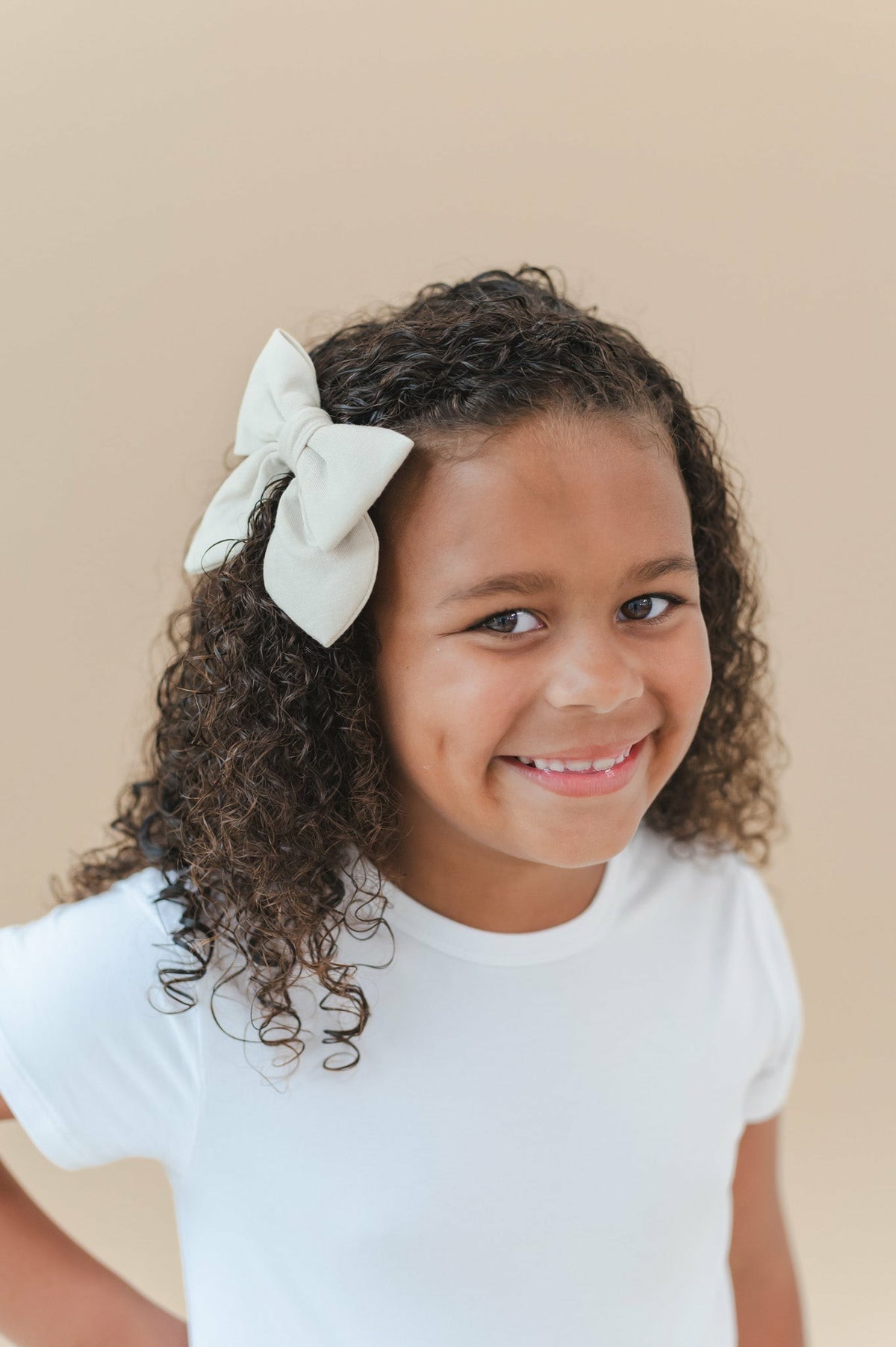 Kyte Baby Large Alligator Clip Bow in Oat