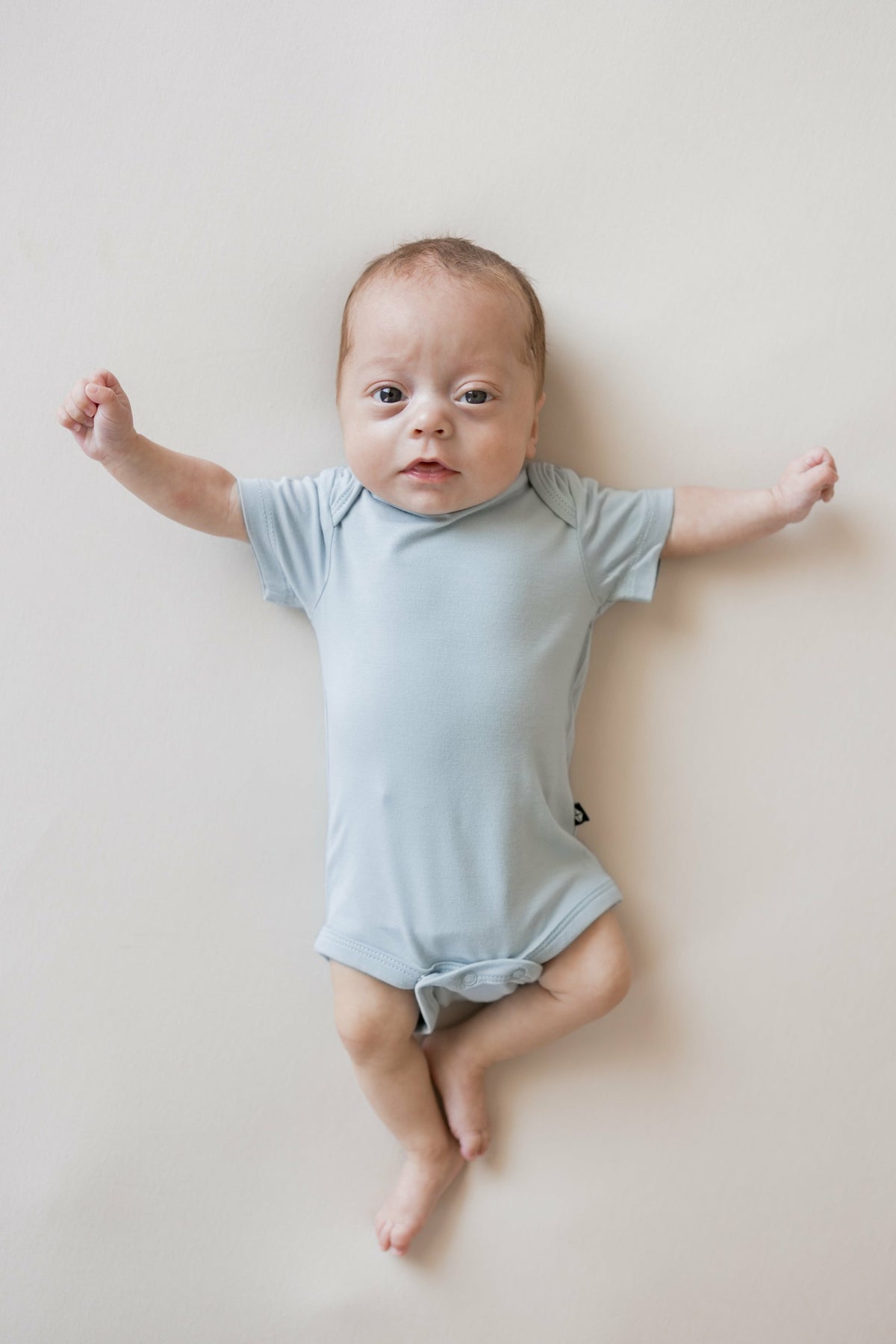 Kyte Baby Bodysuit in Fog