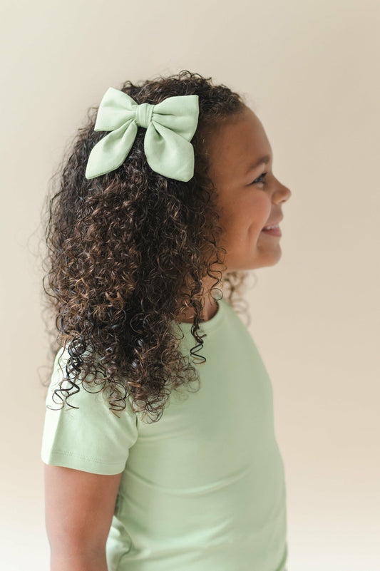 Kyte Baby Medium Alligator Clip Bow in Basil