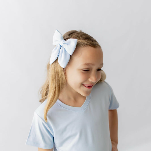 Kyte Baby Medium Alligator Clip Bow in Breeze