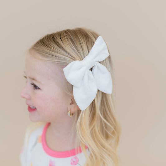 Kyte Baby Medium Alligator Clip Bow in Cloud