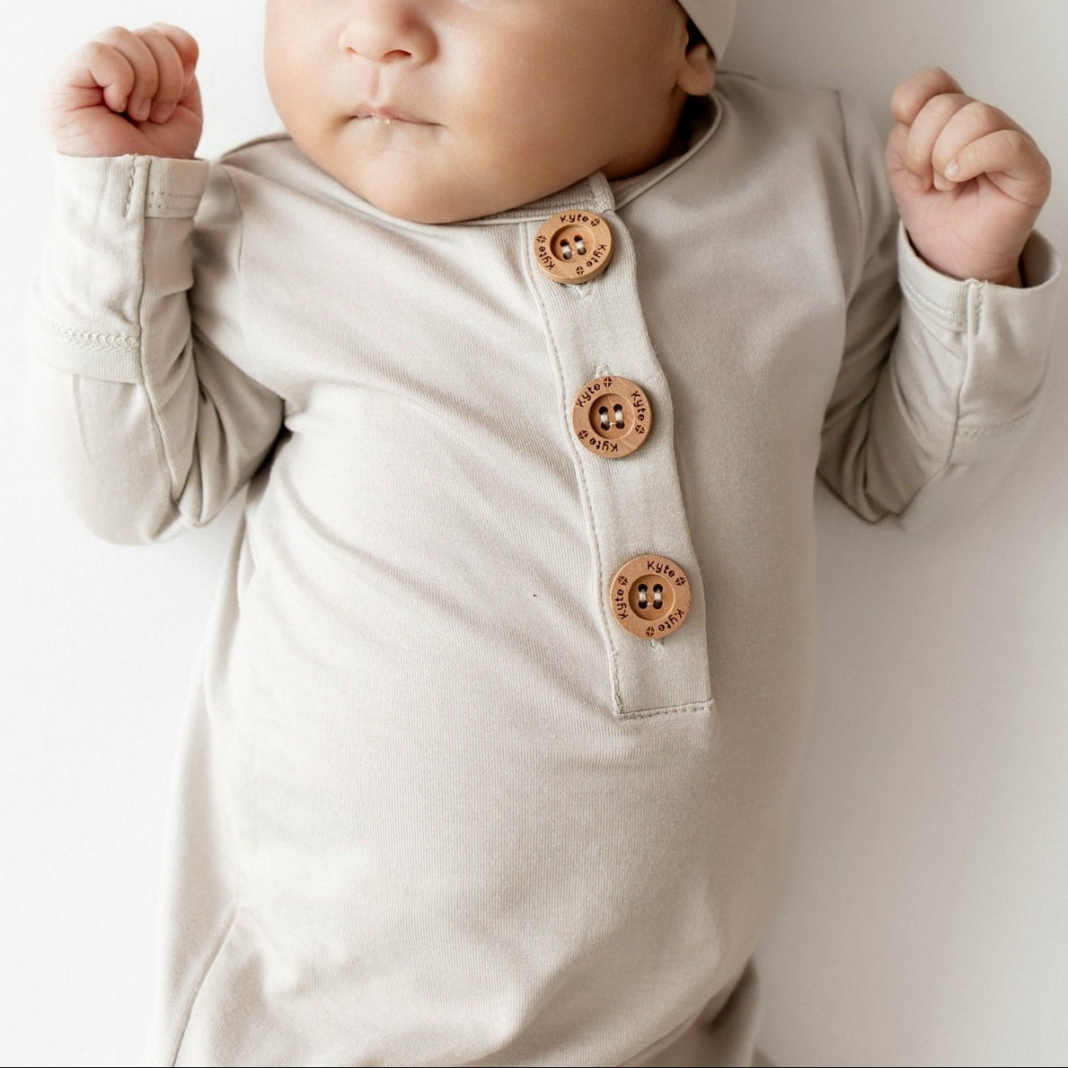 Kyte Baby Knotted Gown with Hat Set in Oat