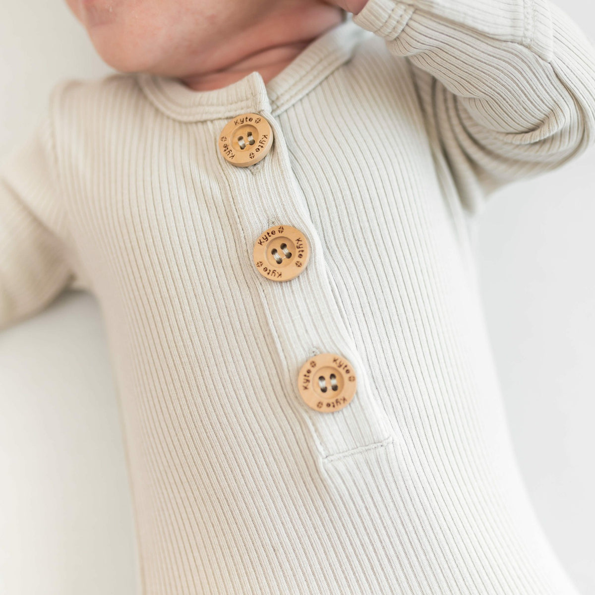 Kyte Baby Ribbed Knotted Gown and Hat Oat