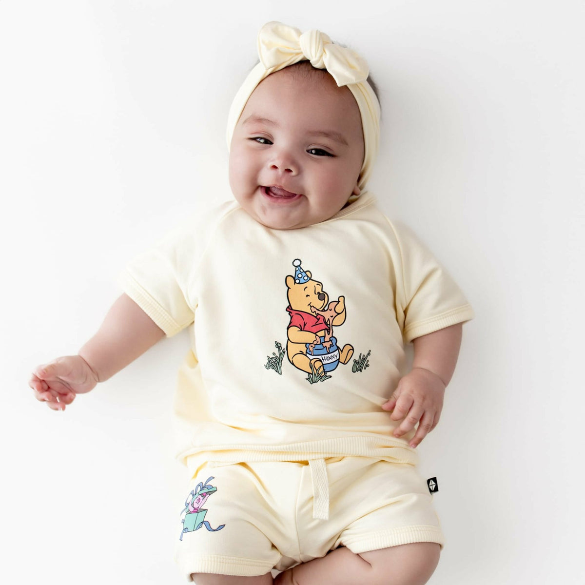 Kyte Baby Short Sleeve Jogger Set in Winnie the Pooh on Chamomile