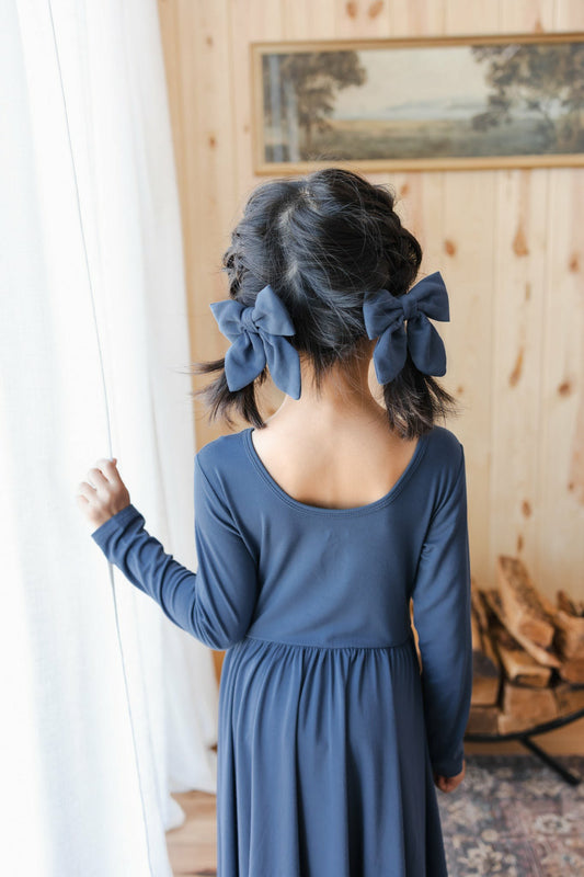 Kyte Baby Medium Alligator Clip Bow in Oxford