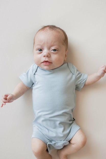 Kyte Baby Bodysuit in Fog